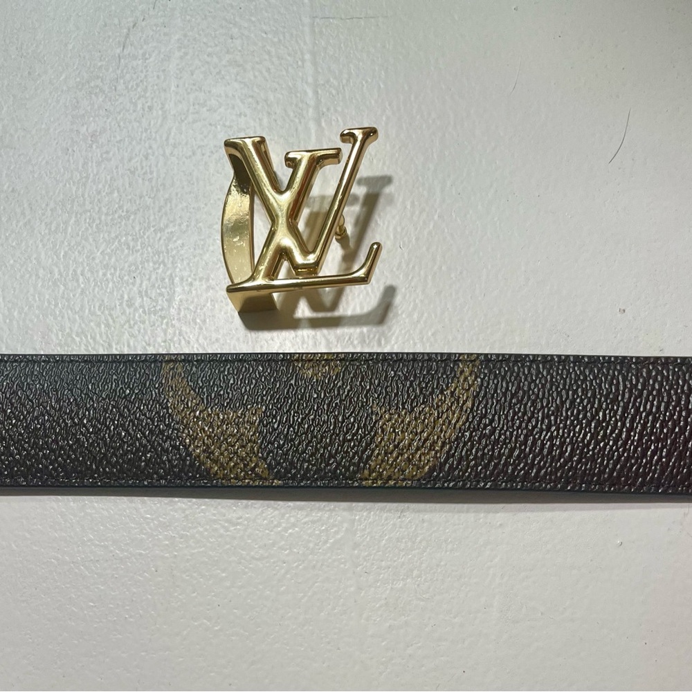 Louis Vuitton 30mm Reversible Belt with Signature LV Buckle - Picture 5 of 6